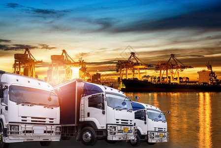 集装箱货运港的卡车和物流运输图片