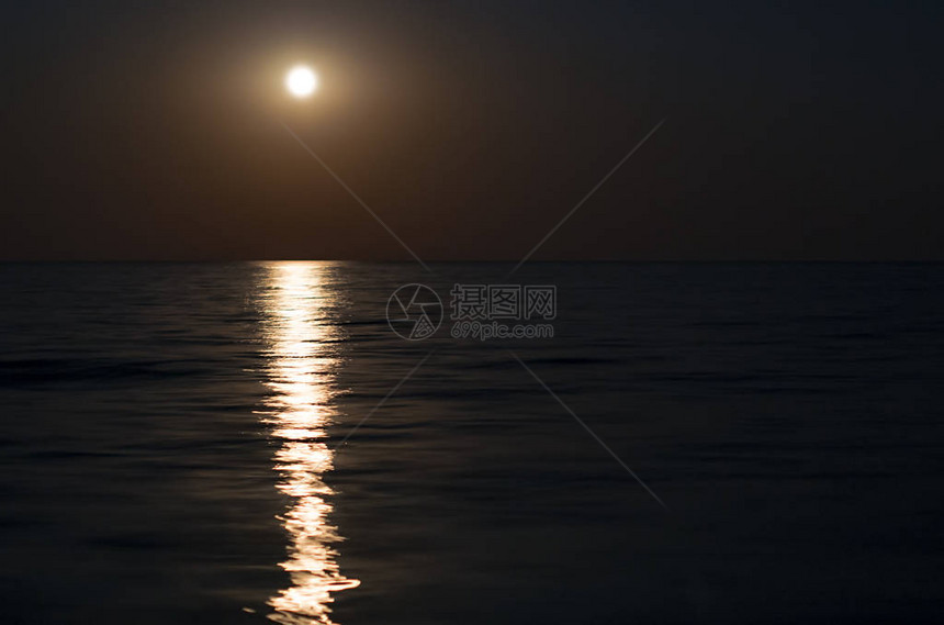 月光倒映在海面上满月图片