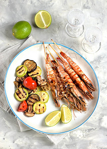 竹叉上的蔬菜和虾健康的食品图片