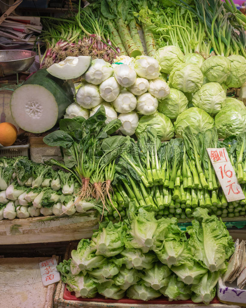 农贸市场摊位上的新鲜绿叶蔬菜图片