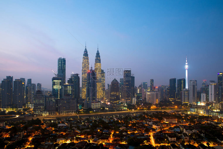 在马来西亚的日出观摩天大楼和双子塔期间图片