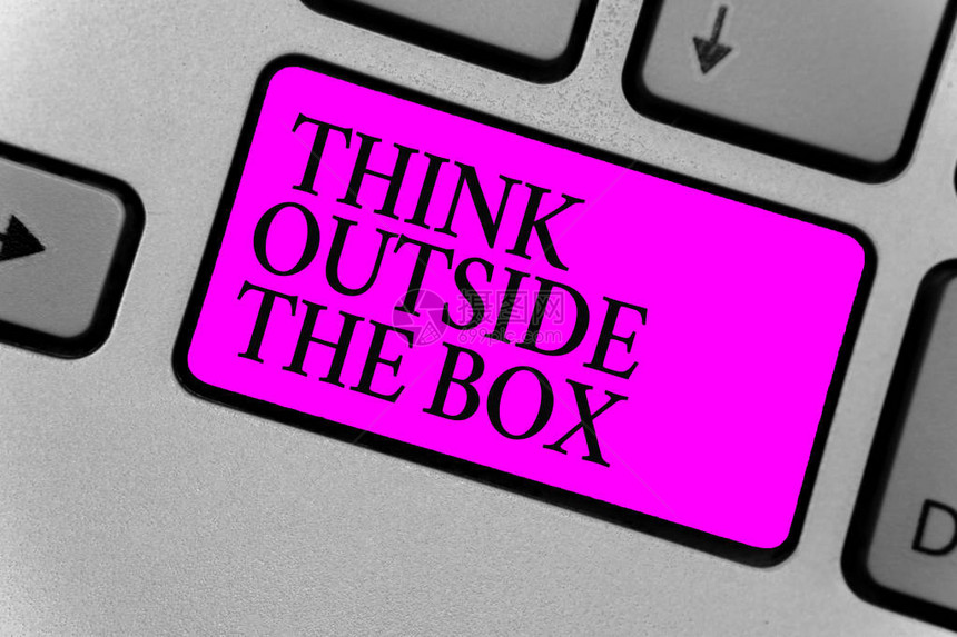 手写文字写作在盒子外面思考概念意义是独特的不同想法带来头脑风暴计算机程序输入软件键盘符号按钮打图片