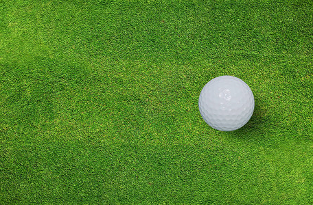 高尔夫球场绿草上的高尔夫球图片