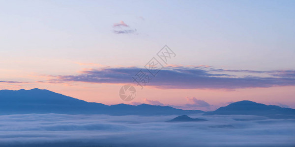黎明山雾图片