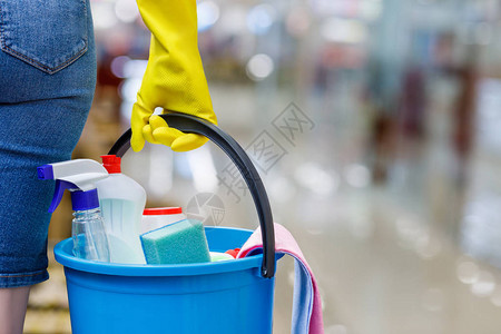 背景模糊的清洁产品桶概念清洁服务图片