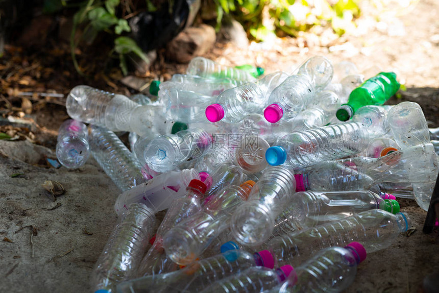 地板上的塑料瓶用于回收图片