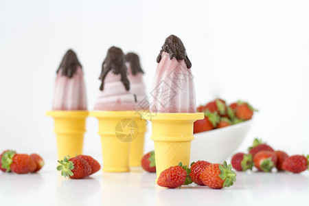 背景上健康的草莓冰淇淋图片