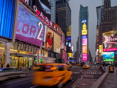 著名的纽约市黄色出租车在凌晨图片