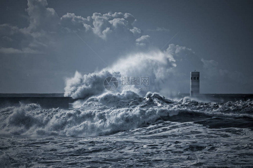 灯塔和杜罗河口南码头在大浪的暴风雨下用过的红外线过滤器图片