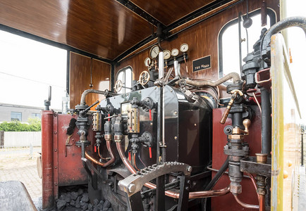 一辆有煤炭的蒸汽列车的图片