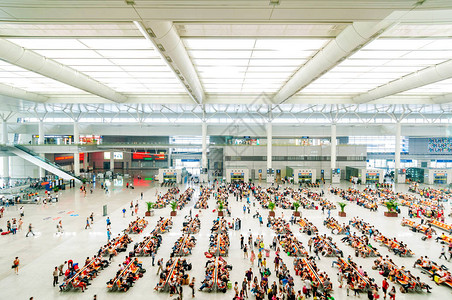 不明身份的人在上海香港火车站背景图片