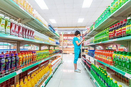 消费者在华东南昌的一家进口超市购买来自世界各地的商品图片