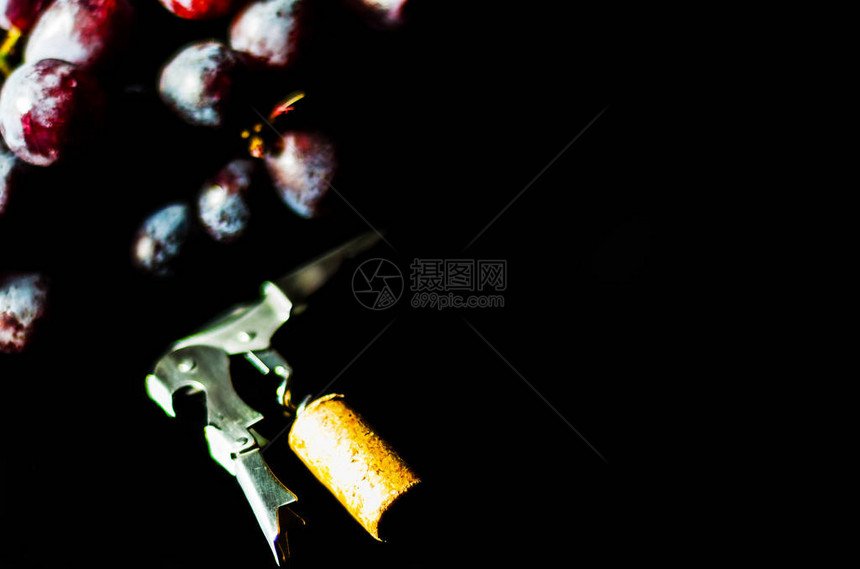 黑色背景中的大红葡萄果旁图片