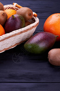 深色木头上的葡萄柚芒果和猕猴桃图片