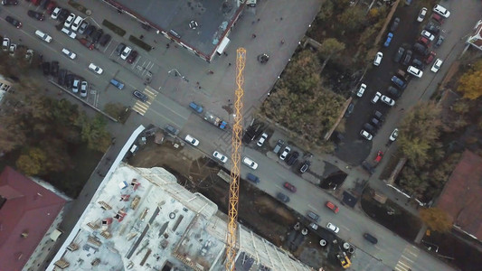 繁忙的建筑工地和建筑设备鸟瞰图起重机在施工现场高住宅楼的建造图片