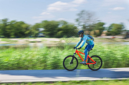 一个戴头盔的骑自行车的人骑自行图片