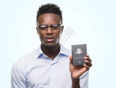 年轻非洲美国人持有澳洲护照图片