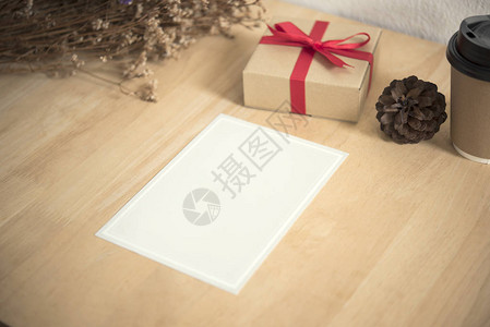 带礼品盒的空白贺卡用于模拟背景图片