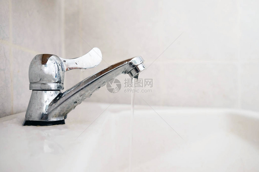 关闭浴室水龙头滴水节约用水概念图片