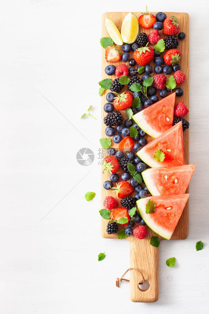 白色的水果和浆果蓝莓草莓覆盆子黑莓西瓜图片