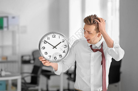 工作时钟的麻烦生意人时间管理概念图片