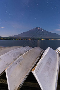 夏天晚上的富士山图片