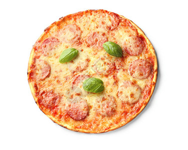 白色背景上的美味意大利辣香肠披萨图片