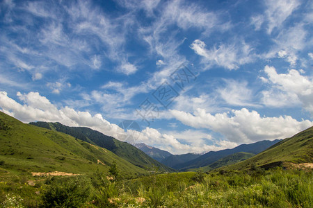 天山神木园哈萨克斯坦阿拉木图蒂恩尚山的卡斯凯伦峡谷山脉景背景