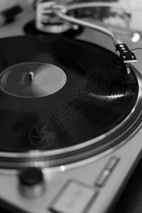 黑胶唱片在转盘播放器音乐复古黑色和白色图片