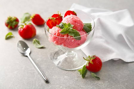 甜品碗有美味的草莓冰淇背景图片