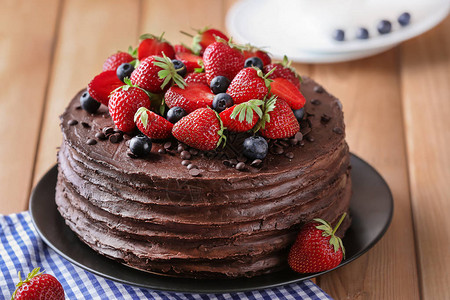 巧克力蛋糕美味配上草莓和蓝莓图片
