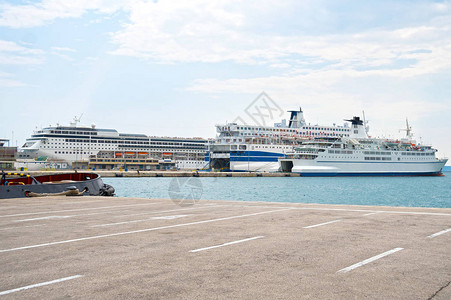 三艘大型客运渡轮在港口图片