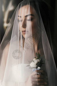 美丽的女人准备婚礼穿着白色礼服背景图片