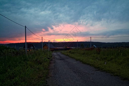 俄罗斯日落时分村里的路图片