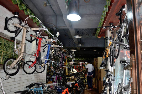 当地自行车商店在2015年4日提供城市自行车山地车图片