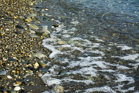 湿海鹅卵石海滩图片