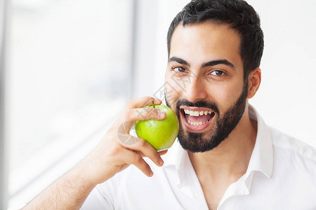 男人吃苹果美丽的女孩白牙咬苹果图片