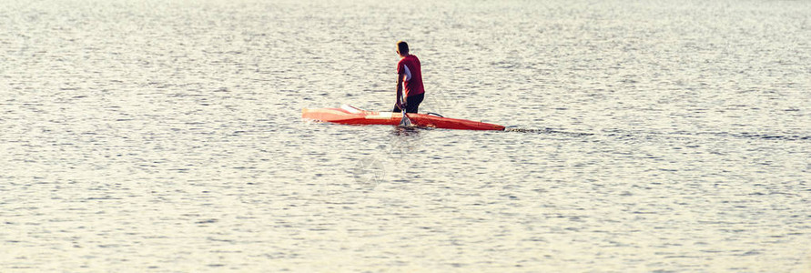 Canoer在ValeaMorilor湖上旅行图片