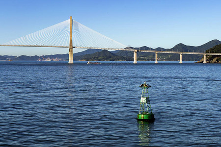 舰桥背景上的浮标悬图片