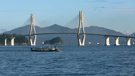 有渔船的海湾大桥图片