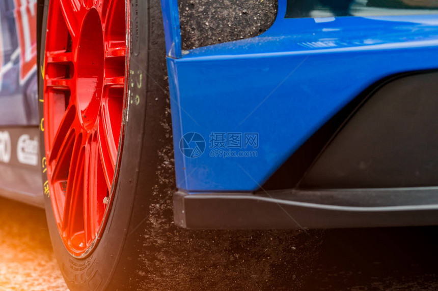 有高能运动轮子和轮胎的蓝色赛车轮胎表面有沙子和土壤的跑车轮胎汽车行业概念赛车运动带红色轮图片
