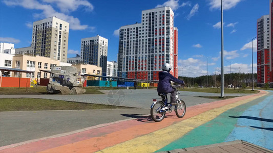 城市自行车十几岁的男孩和城市里的自行车男孩在城市图片