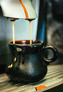 咖啡厅的咖啡机和一杯黑咖啡图片