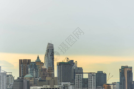 城市景观和白天从曼谷摩天大楼的城市建筑曼谷是泰国的首都和人图片