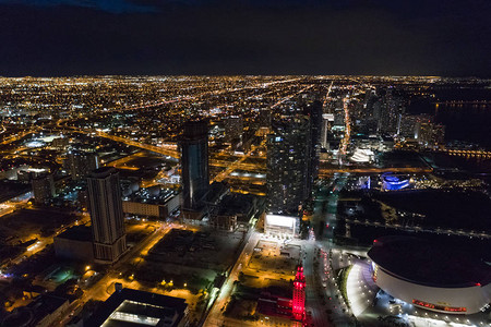 夜里佛罗里达市中心迈阿密的空图片