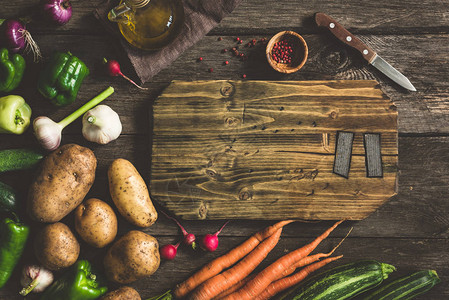 新鲜有机蔬菜香料和切菜板烹饪健康食品顶视图图片