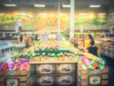 人们在美国当地杂货店购物的背景图像模糊顾客购买新鲜水果和蔬菜展出的有机和当地种植的产品超市背景图片