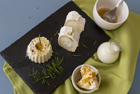 一张奶酪和奶制品的桌子图片