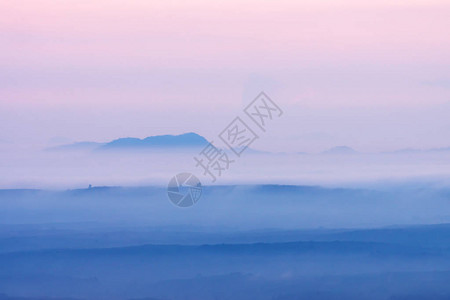 晨雾笼罩山图片