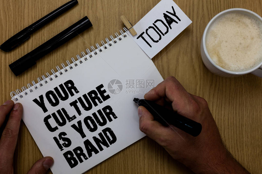 显示您的文化就是您的品牌的文字符号概念照片知识体验是一张演示卡回形针保留书面记事本手持标记咖啡图片